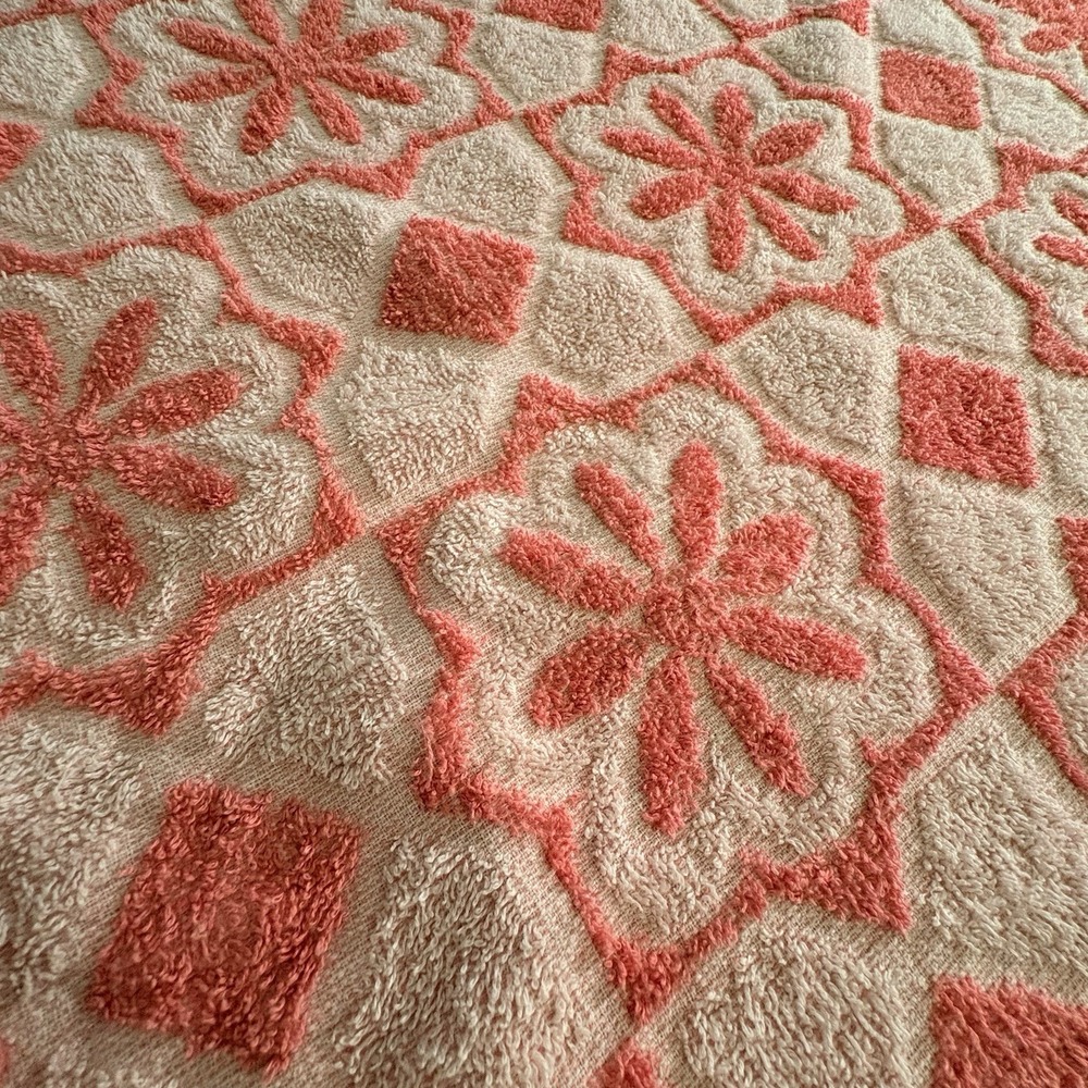 Vintage Cannon Sculpted Pink White Daisy Floral Bath Towel MCM 70s Retro 22"x41"